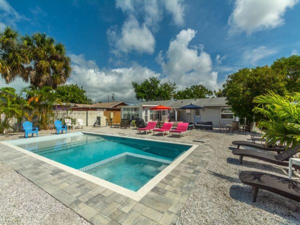 Four Bedroom Cottage with Pool, 2 blocks away from the Beach