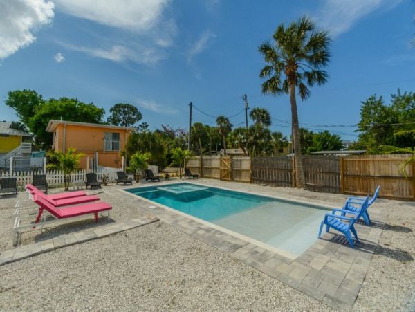 Four Bedroom Cottage with Pool, 2 blocks away from the Beach