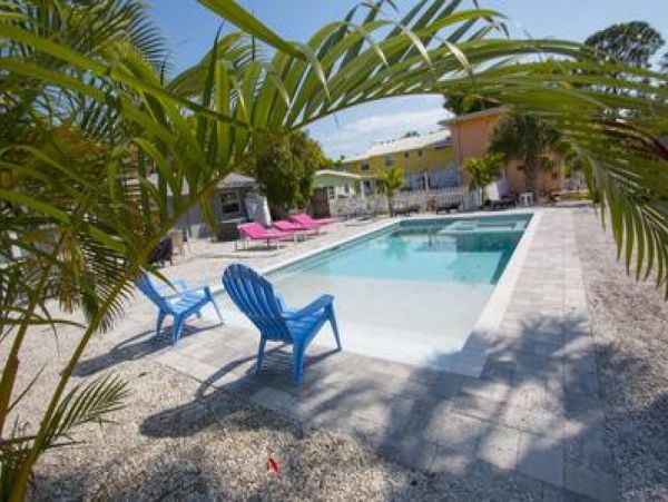 Four Bedroom Cottage with Pool, 2 blocks away from the Beach