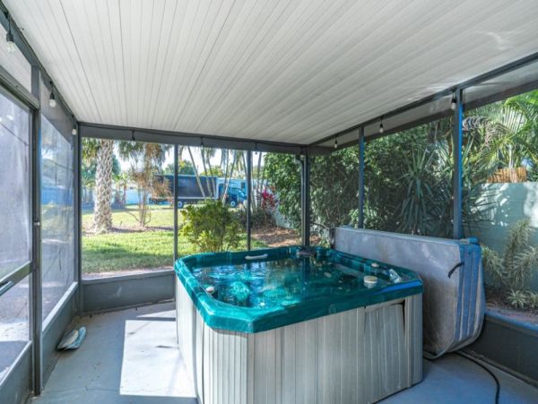 Indian Rocks Vacation Home Four Bedroom with Spa