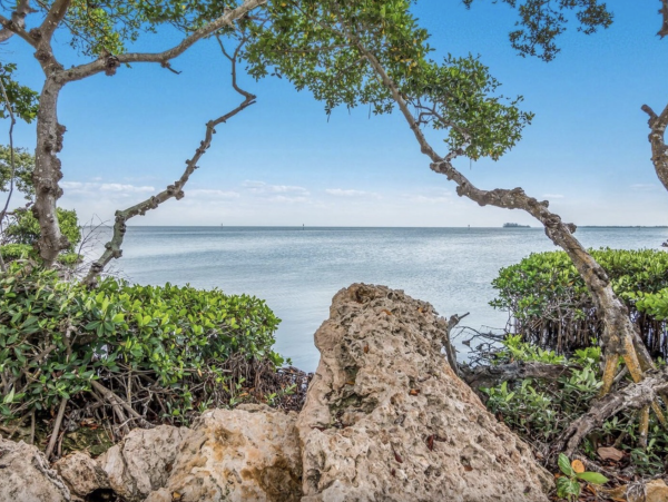 5 minute walk to Holmes Beach