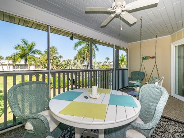 Five Min Walk to Beach Shopping & Dining NEW VACATION RENTAL!