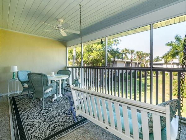 Five Min Walk to Beach Shopping & Dining NEW VACATION RENTAL!