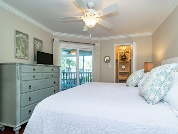 Five Min Walk to Beach Shopping & Dining NEW VACATION RENTAL!