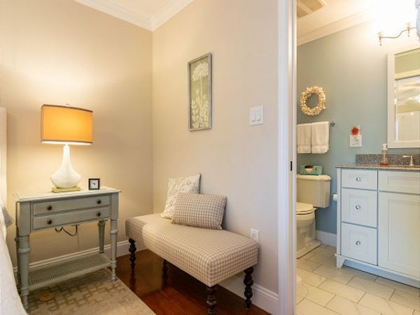Five Min Walk to Beach Shopping & Dining NEW VACATION RENTAL!