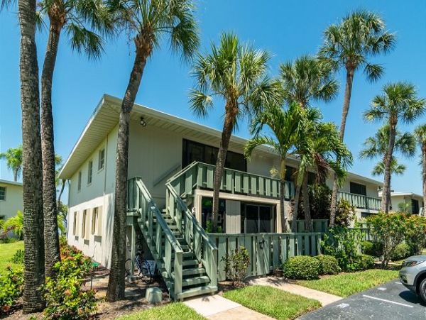 Five Min Walk to Beach Shopping & Dining NEW VACATION RENTAL!