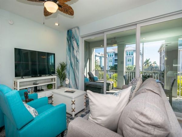 Two Bedroom Vacation Condo in Bradenton Communal Pool