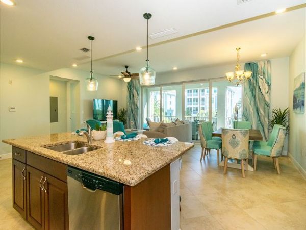 Two Bedroom Vacation Condo in Bradenton Communal Pool