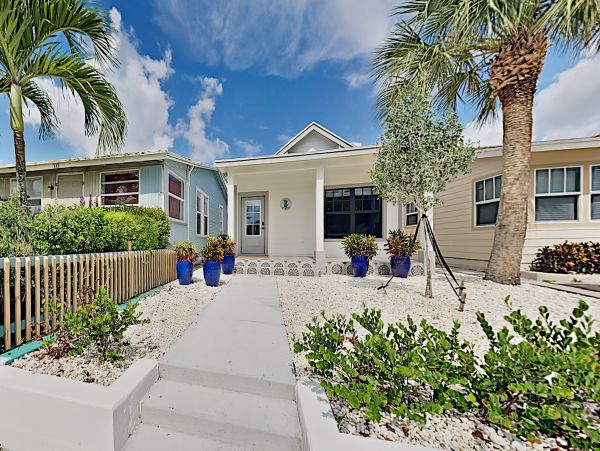 Charming Pool Home for Rent Sleeps 10 Guests
