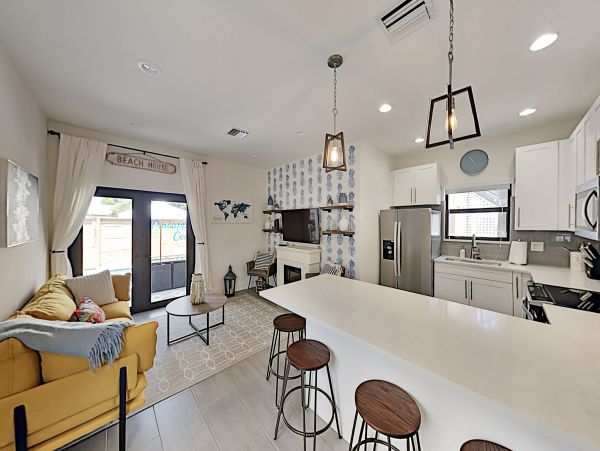 Charming Pool Home for Rent Sleeps 10 Guests