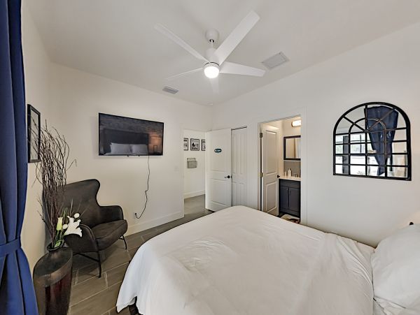 Charming Pool Home for Rent Sleeps 10 Guests