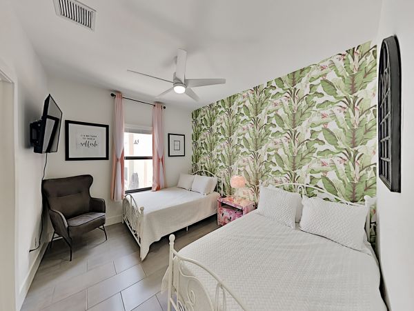 Charming Pool Home for Rent Sleeps 10 Guests
