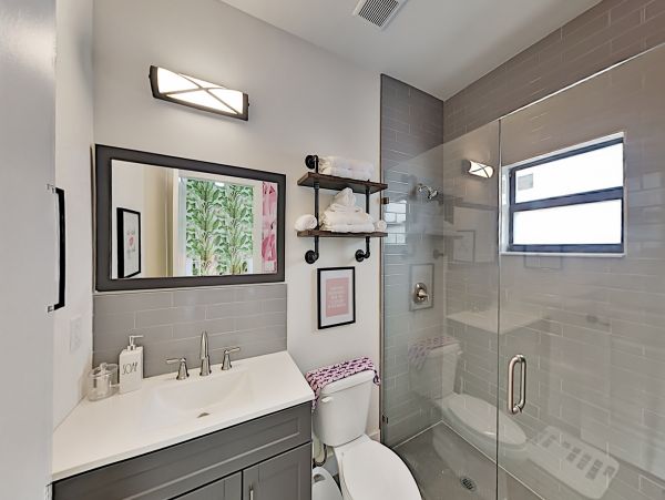 Charming Pool Home for Rent Sleeps 10 Guests