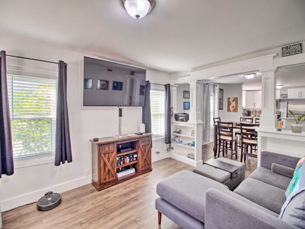 Beautiful Modern Interior 3 Bedroom Home 2 Mi to Palm Beach