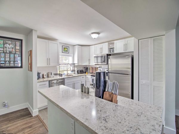 Beautiful Modern Interior 3 Bedroom Home 2 Mi to Palm Beach