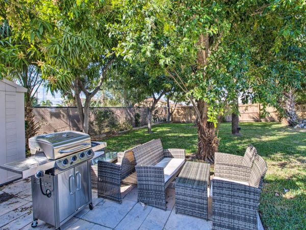 Beautiful Modern Interior 3 Bedroom Home 2 Mi to Palm Beach