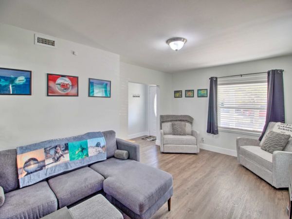Beautiful Modern Interior 3 Bedroom Home 2 Mi to Palm Beach