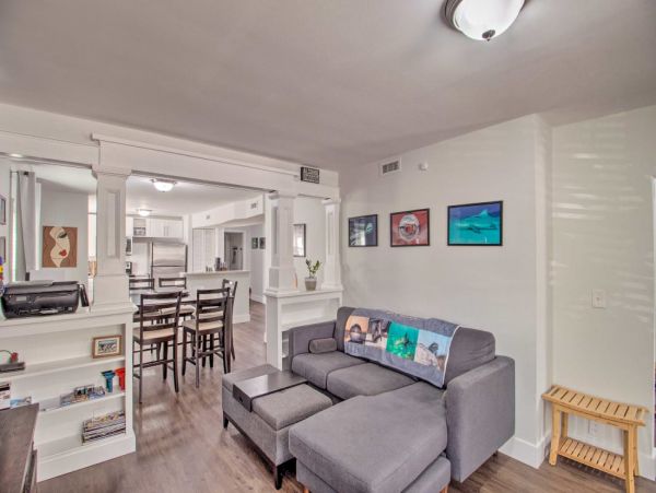 Beautiful Modern Interior 3 Bedroom Home 2 Mi to Palm Beach