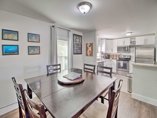 Beautiful Modern Interior 3 Bedroom Home 2 Mi to Palm Beach