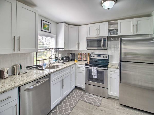 Beautiful Modern Interior 3 Bedroom Home 2 Mi to Palm Beach