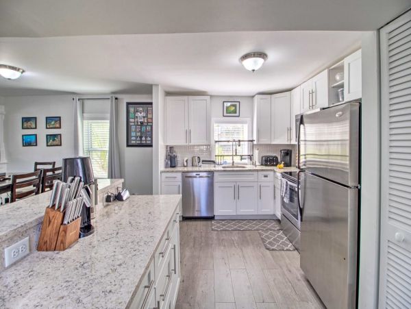 Beautiful Modern Interior 3 Bedroom Home 2 Mi to Palm Beach