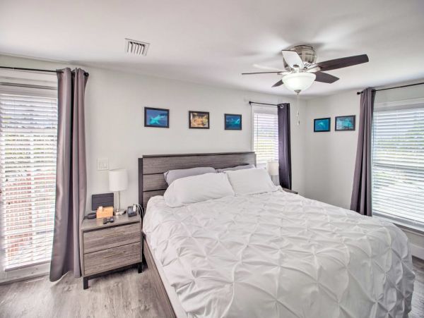 Beautiful Modern Interior 3 Bedroom Home 2 Mi to Palm Beach