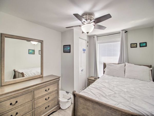 Beautiful Modern Interior 3 Bedroom Home 2 Mi to Palm Beach