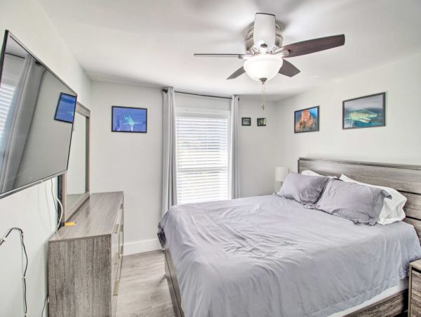 Beautiful Modern Interior 3 Bedroom Home 2 Mi to Palm Beach