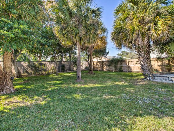Beautiful Modern Interior 3 Bedroom Home 2 Mi to Palm Beach