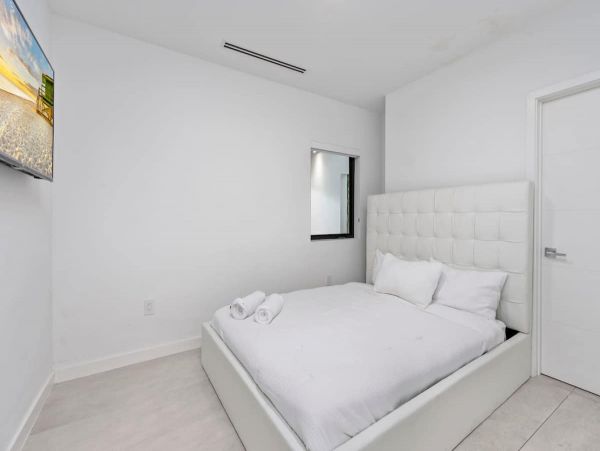 Private Pool Miami Beach Vacation Home Six Bedroom  14 Guest