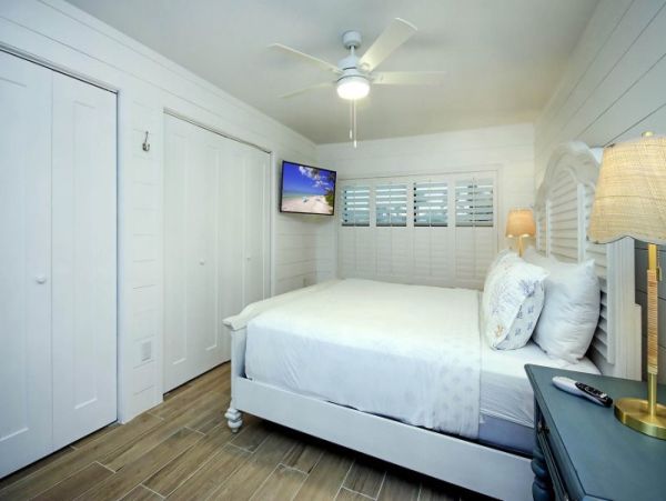 Short Walk to Beach Sanibel Vacation Condo Four Bedroom Sleeps 10