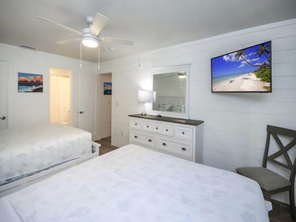 Short Walk to Beach Sanibel Vacation Condo Four Bedroom Sleeps 10