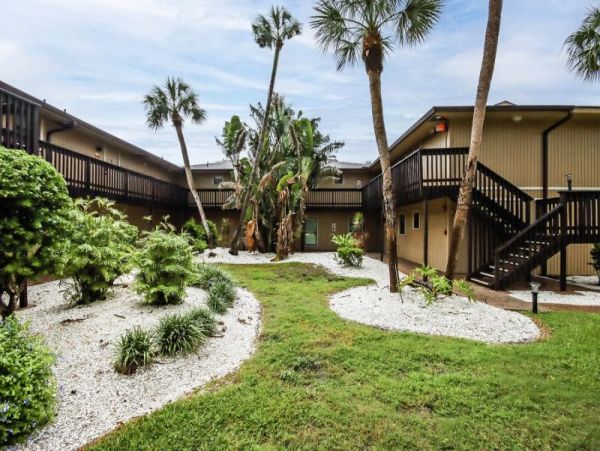 Short Walk to Beach Sanibel Vacation Condo Four Bedroom Sleeps 10