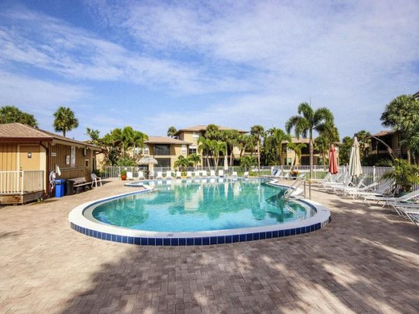 Short Walk to Beach Sanibel Vacation Condo Four Bedroom Sleeps 10