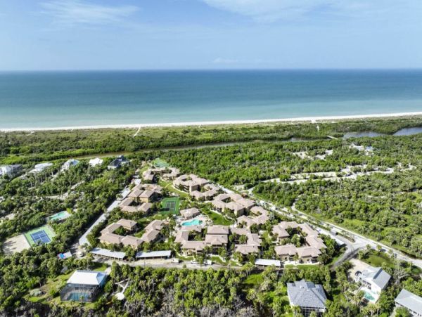 Short Walk to Beach Sanibel Vacation Condo Four Bedroom Sleeps 10