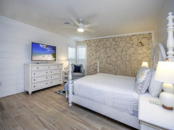 Short Walk to Beach Sanibel Vacation Condo Four Bedroom Sleeps 10