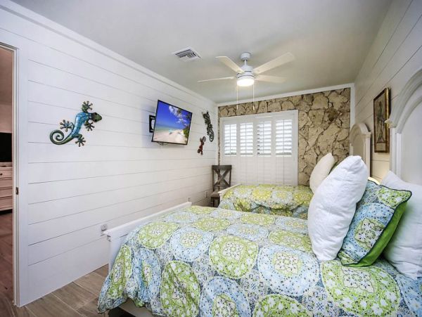 Short Walk to Beach Sanibel Vacation Condo Four Bedroom Sleeps 10