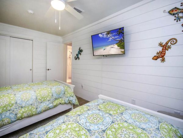 Short Walk to Beach Sanibel Vacation Condo Four Bedroom Sleeps 10
