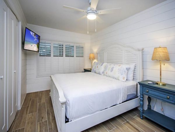Short Walk to Beach Sanibel Vacation Condo Four Bedroom Sleeps 10