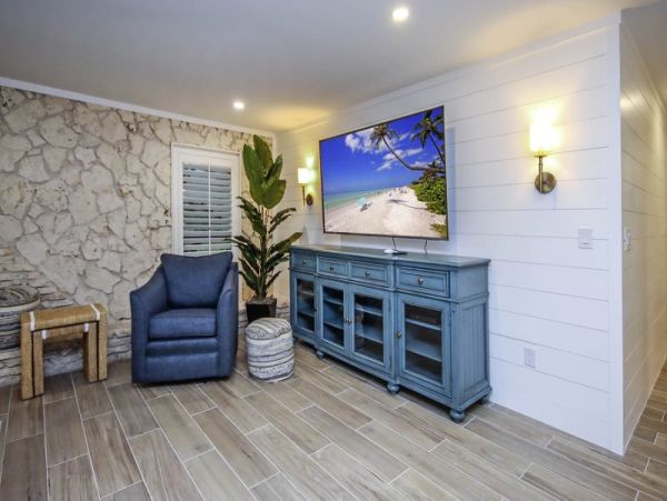 Short Walk to Beach Sanibel Vacation Condo Four Bedroom Sleeps 10