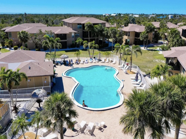 Short Walk to Beach Sanibel Vacation Condo Four Bedroom Sleeps 8