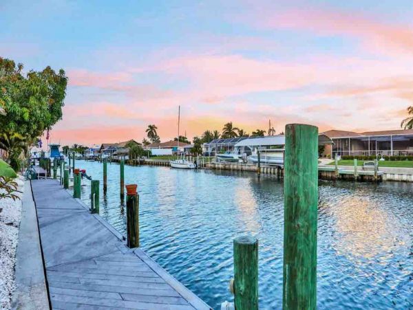 Drive to beach Deep Water Canal Vacation home