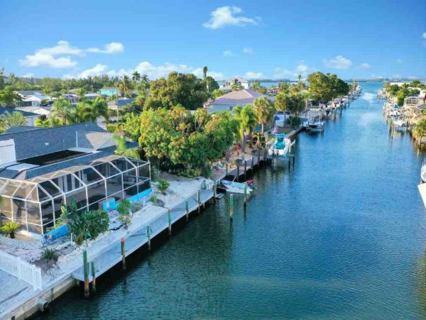 Drive to beach Deep Water Canal Vacation home