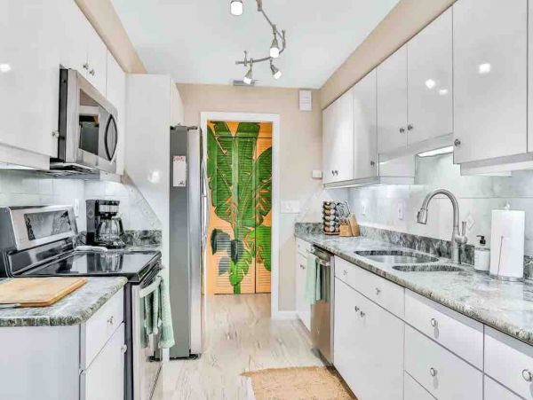 Drive to beach Deep Water Canal Vacation home