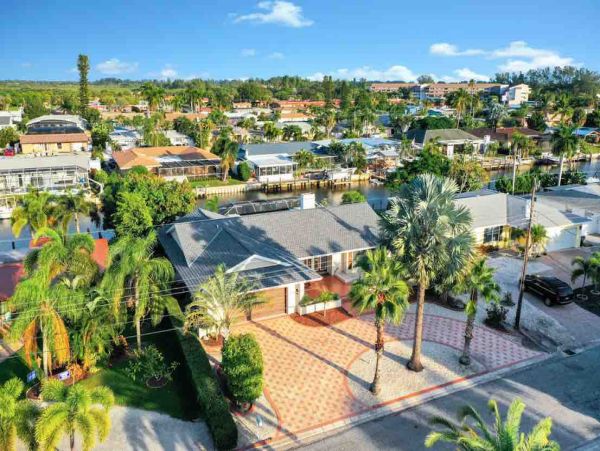 Drive to beach Deep Water Canal Vacation home