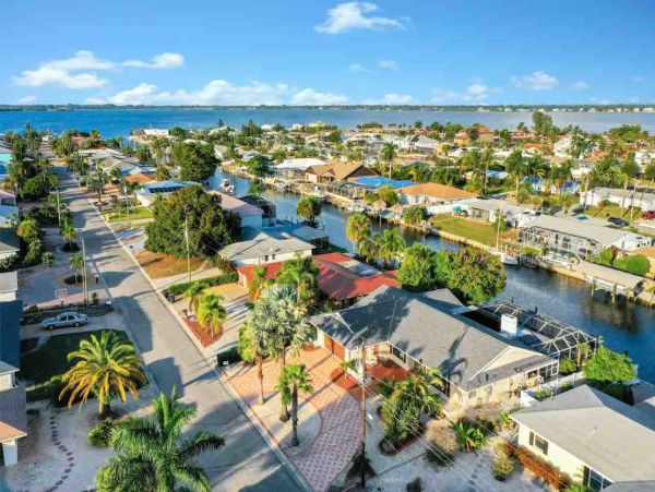 Drive to beach Deep Water Canal Vacation home