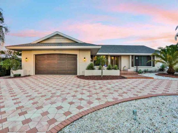 Drive to beach Deep Water Canal Vacation home
