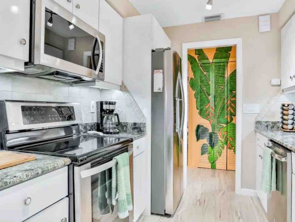 Drive to beach Deep Water Canal Vacation home