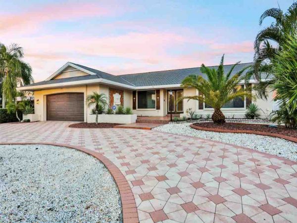 Drive to beach Deep Water Canal Vacation home