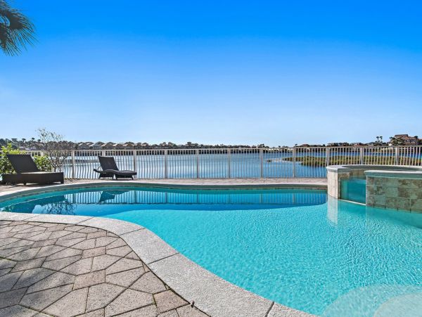 Luxurious Family Retreat in Destin - Private Pool & Lake Views